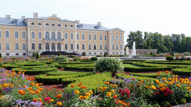 Skats uz pili no dārza puses, foto: Rundāles pils muzejs