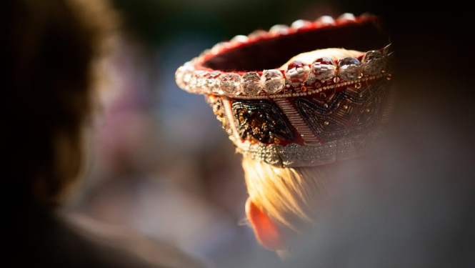 Sieviete tautas tērpā