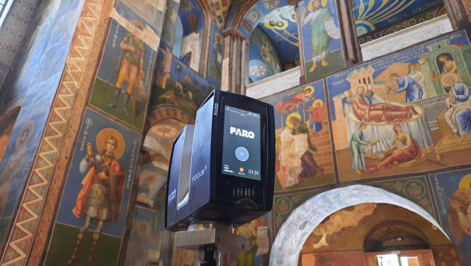 Latvijas eksperti veic darbu kultūras mantojuma digitalizēšanā kara apstākļos, foto: Bruno Deslandes.