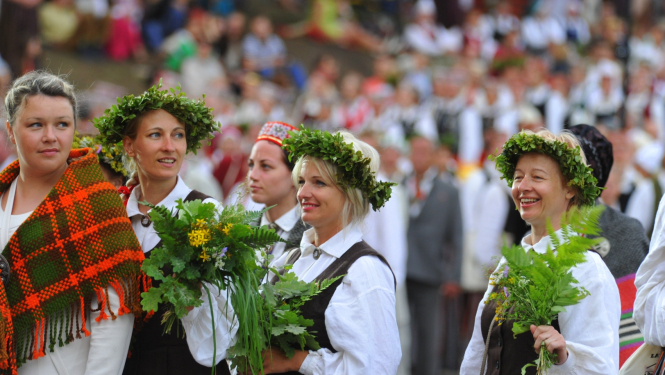 Sievietes ar vainagiem Dziesmu svētkos