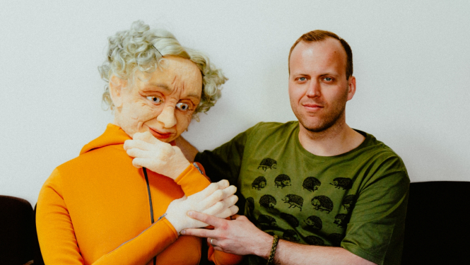 Režisors Edgars Niklasons ar Gangsteromītes lelli, foto: Emīls Alps