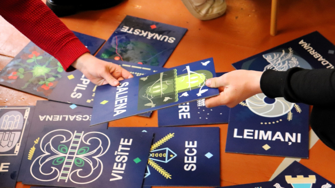 Informatīvie bukleti uz galda, foto: Sēlijas salas