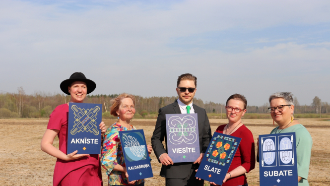 Cilvēku grupa klajā laukā