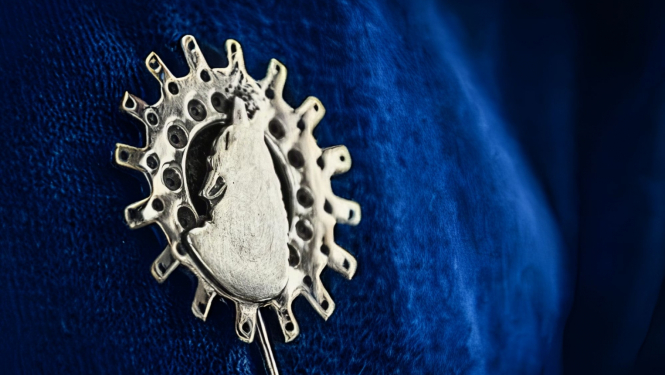 Konkursa galvenā balva – sudraba rotadata ar vilka siluetu