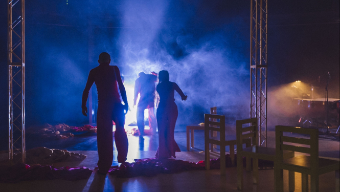 Izrādes mēģinājums, cilvēki uz skatuves