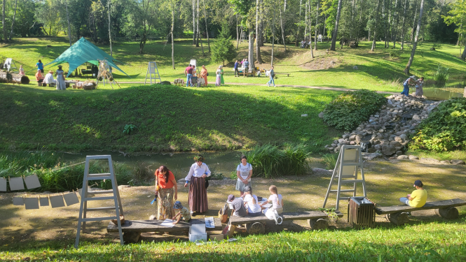Turaidas parks ar dažādu darbnīcu, nodarbību apmeklētājiem