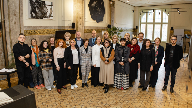 Konferences par muzeju un bibliotēku lomu miera un sabiedrības noturības veicināšanā dalībnieku grupas foto