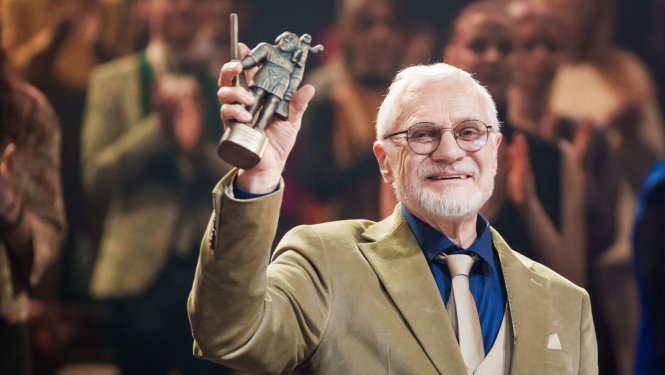 Balvu par mūža ieguldījumu filmu mākslā saņem Pēteris Krilovs, foto: Gints Ivuškāns