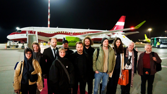 Rīgas lidostā svinīgi sagaida filmas „Straume” komandu, foto: Gints Ivuškāns