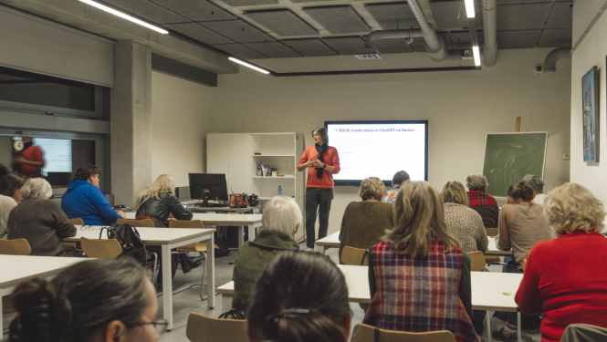 Lektors auditorijas priekšā mācību klasē