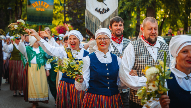 Tautas mākslas kolektīvu dalībnieki svētku gājienā