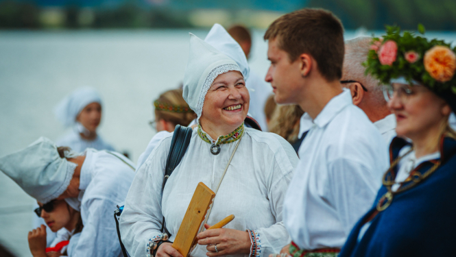 Cilvēki tautastērpos