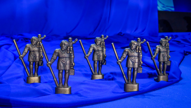 Lielā Kristapa statuetes uz zilas drapērijas fona