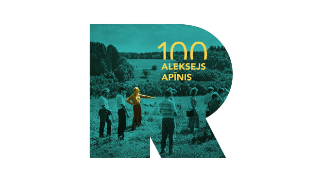 Attēls apgriezts burta “R” formā. Uz zaļgana toņa lauku ainavas fona redzama cilvēku grupa pļavā, centrā izcelts vīrietis, uzraksts: “100 Aleksejs Apīnis”.