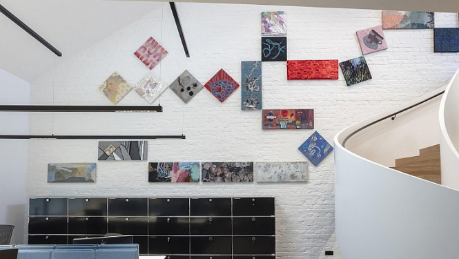 LMA Tekstilmākslas studentes radījušas lielformāta tekstila kompozīciju “Iedvesmas DNS”