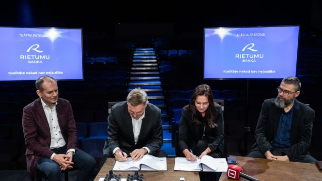 Četri cilvēki preses konferencē