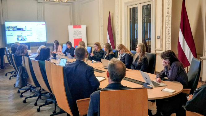 Latvijas Pasākumu rīkotāju un pasākumu producentu padomes sēdes norise un dalībnieki pie galda KM Lielajā zālē