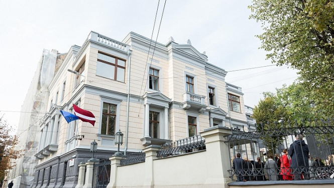 Svinīgi atklāta atjaunotā Kultūras ministrijas ēkas fasāde