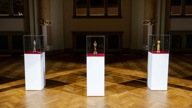 Latvijas animācijas filmas “Straume” trīs augstākie profesionālie apbalvojumi – Eiropas Kinoakadēmijas balva, ASV Kinoakadēmijas balva “Oskars”, ASV kino un TV industrijas balva “Zelta globuss” – eksponēti izstādē Latvijas Nacionālajā mākslas muzejā. 06.03.2025. Foto: Kristaps Kalns