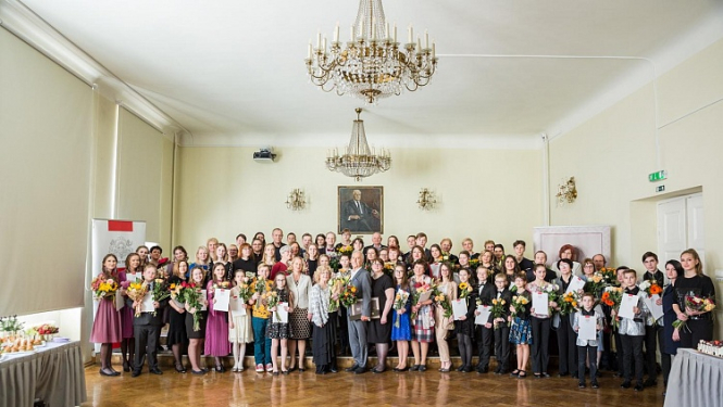 Apbalvoti kultūrizglītības nozares talantīgākie audzēkņi un skolotāji, godināti Cimzes balvas saņēmēji