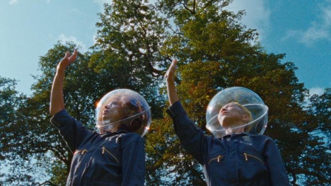 Divi cilvēki dekoratīvos skafandros