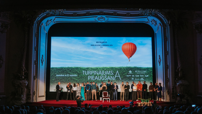 Cilvēki pirmizrādē uz skatuves