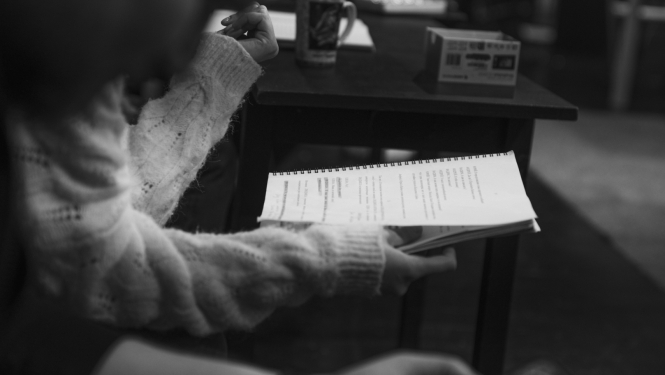 Izrādes "Bolderāja" mēģinājums - aktrise tur scenāriju