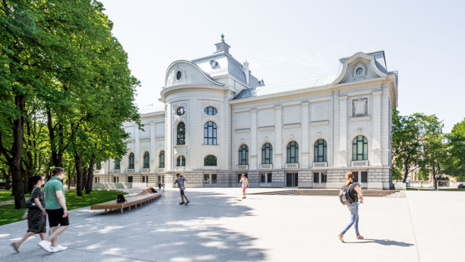 Latvijas Nacionālā mākslas muzeja galvenās ēkas fasāde no Esplanādes parka puses