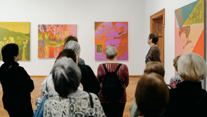 Nodarbības senioriem Latvijas Nacionālajā mākslas muzejā. 2025. Foto: Estere Rožkalne