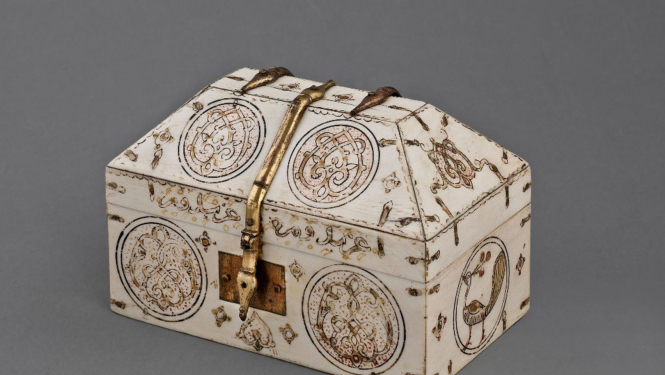 Apgleznota ziloņkaula lādīte. Sicīlija, 1150–1175. Ziloņkauls, apgleznojums.  Madamas pils kolekcija, Turīna, Itālija. Foto: Palazzo Madama, Museo Civico d’Arte Antica.  Courtesy Fondazione Torino Musei