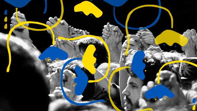 Cilvēki pasākumā ar pievienotām Ukrainas karoga krāsām dizianā.