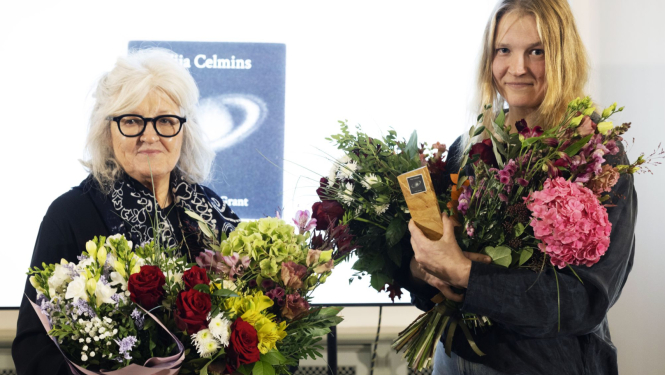 Vija Celmiņa un Ieva Putniņa Vijas Celmiņas fonda stipendijas pasniegšanā LNMM 20.10.2025.