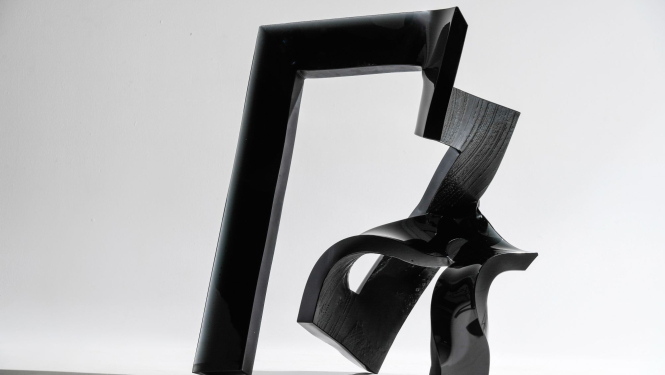 Anda Munkevica. Spēkbrieds. No cikla “Melnie zirgi”. 2018. Stikls, kausēts, karsti formēts, pulēts. Rakusui-tei Mākslas muzeja un dārzu krājums, Japāna. Foto: Ilmārs Znotiņš