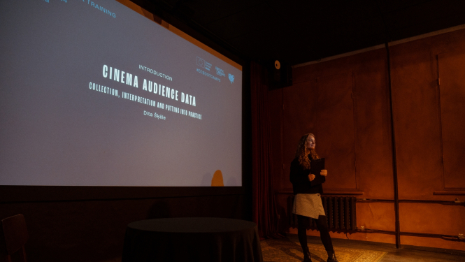 Lektore auditorijas priekšā