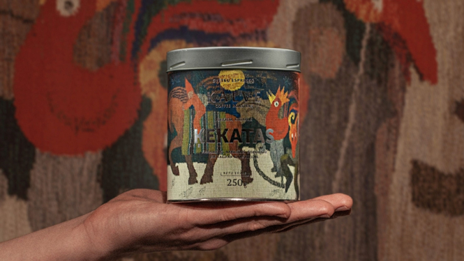 “KALVE” kafijas bundža “Ķekatas” ar Annas Eltermanes gobelēna “Ķekatas manās bērnu dienās” fragmentu (1982, DMDM kolekcija). Publicitātes foto