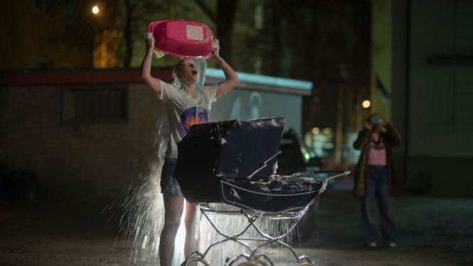 Mētras Saberovas performance “Uztūnē mammu/ratiņus”. Foto: Valdis Jansons