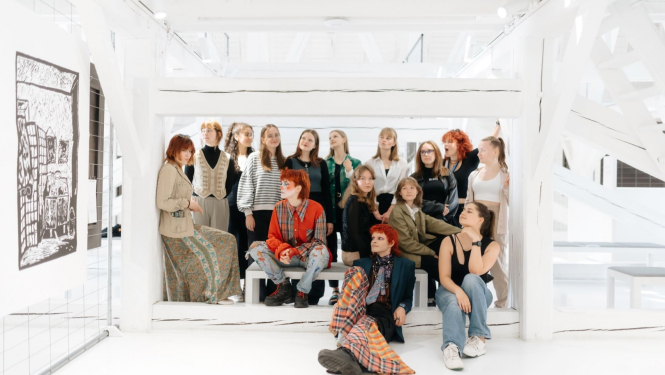 Mākslas muzeju Jauniešu kluba 5. sezonas dalībnieki 2022.–2023. gadā. Foto: Kristiāna Zelča