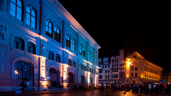 Mākslas muzeja RĪGAS BIRŽA fasāde naktī. Publicitātes foto