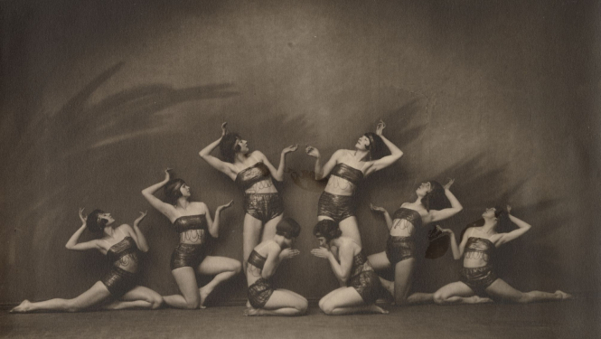 Dejotāju ansamblis uz skatuves