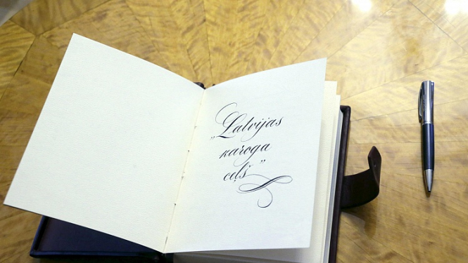 Latvijas valsts simtgades karogs tiek godināts diasporas skolotāju seminārā Cēsīs