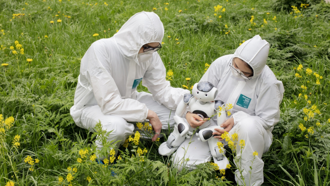 Divi cilvēki ar robotu