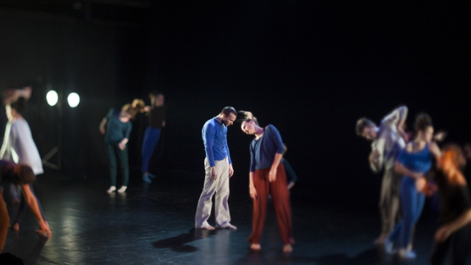 Horeogrāfijas studenti mēģinājumā.