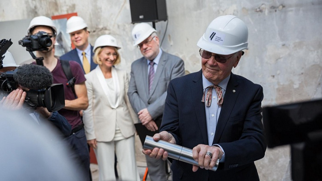 Latvijas Okupācijas muzeja Nākotnes nama pamatos iemūrē kapsulu ar vēstījumu nākamajām paaudzēm un pateicību ziedotājiem