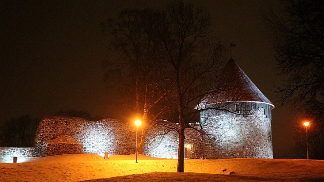 Alūksnes viduslaiku pilī atjaunots Dienvidu tornis