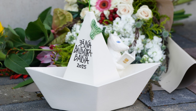 Starptautiskā Jāņa Baltvilka balva 2025 ar puķu pušķi fonā