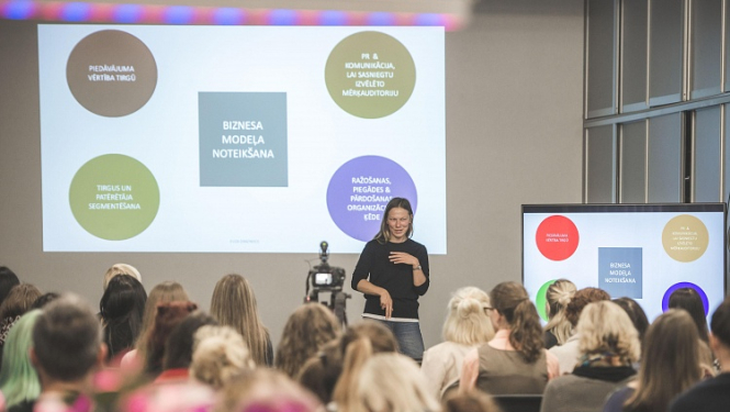 Modes zīmolu menedžere Elīza Drāzniece izglīto Liepājas topošos dizainerus