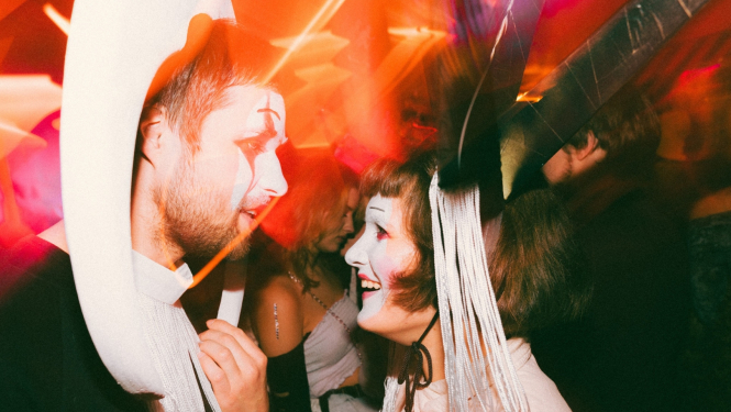 Cilvēki karnevālā