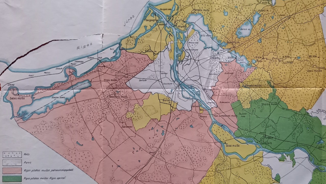 Rīgas pilsētas zemes (sārtā un zaļā krāsā) un valsts zemes (dzeltenā krāsā) Rīgas pilsētas patrimoniālapgabala robežās, 20. gs. 20. gadi