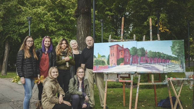 Liepājas topošie mākslinieki piedalās gleznotāja Alekseja Naumova meistardarbnīcā