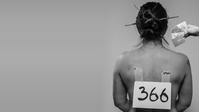 Izstādes vizuālais materiāls, sievietes tēls no mugurpuses ar uzrakstu "366"